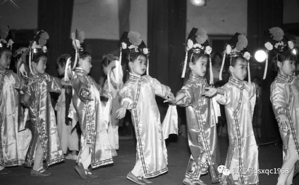 Artistic performance of kindergarten, June 1, 1990